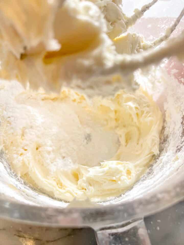 fluffy-vanilla-buttercream-frosting-no-egg-process-shot