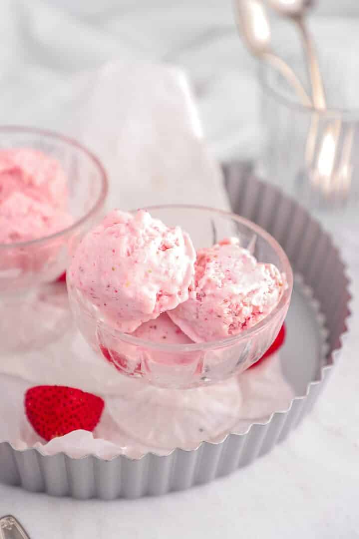 3-ingredient-strawberry-frozen-yogurt