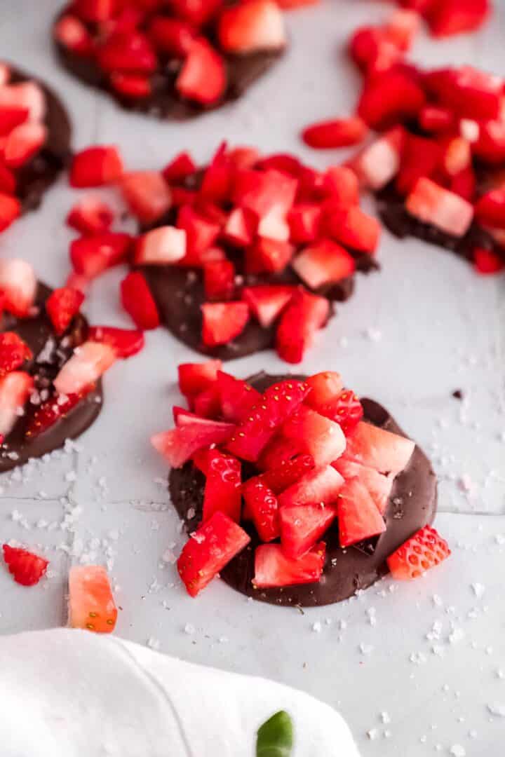 Healthy-and-delicious-dark-chocolate-strawberry-bites