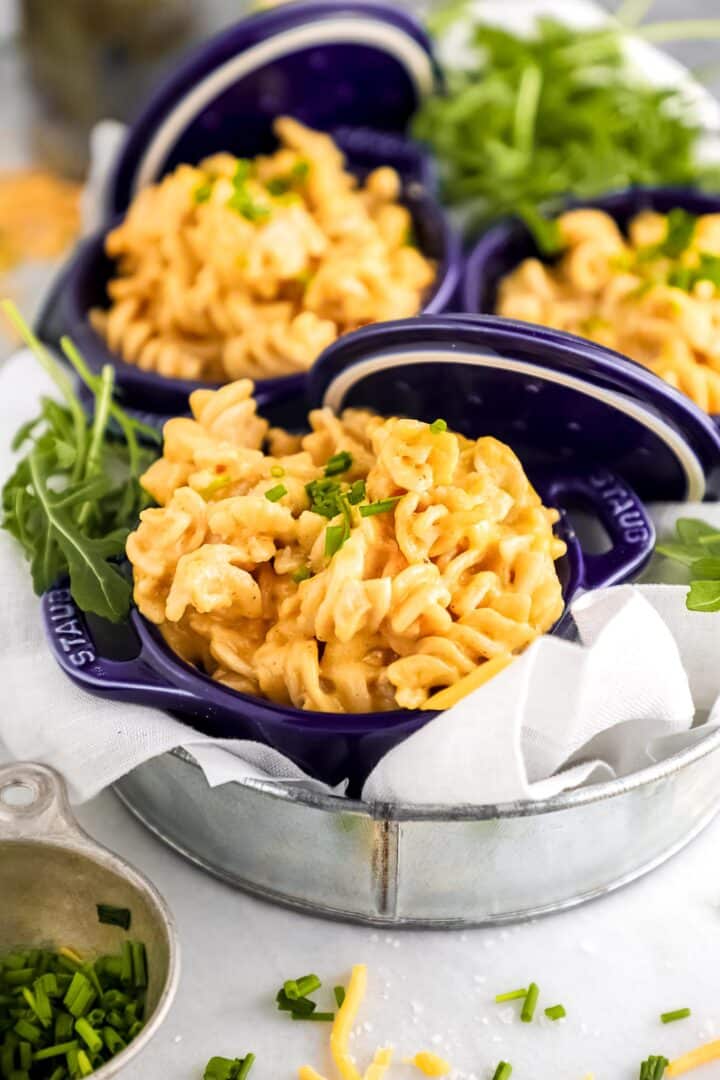 Close-up-of-a-bowl-of-gluten-free-mac-and-cheese
