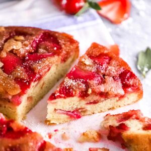Sliced-gluten-free-strawberry-cake-on-a-cake-stand