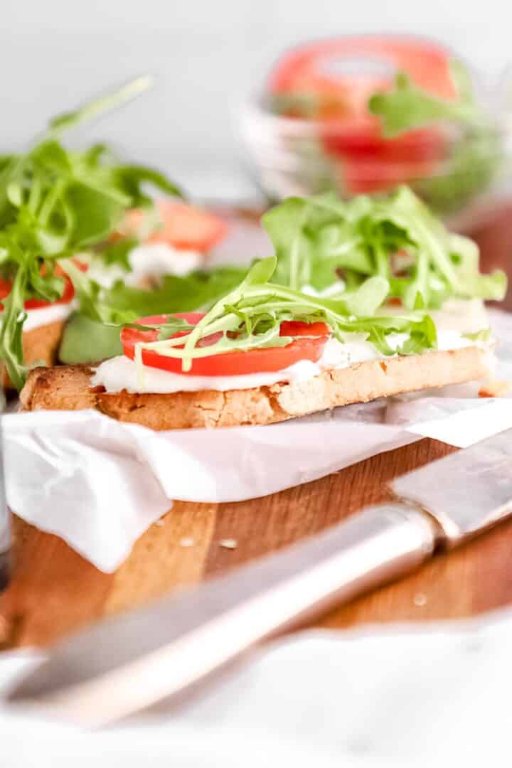 creamy-cottage-cheese-toast-with-tomatoes