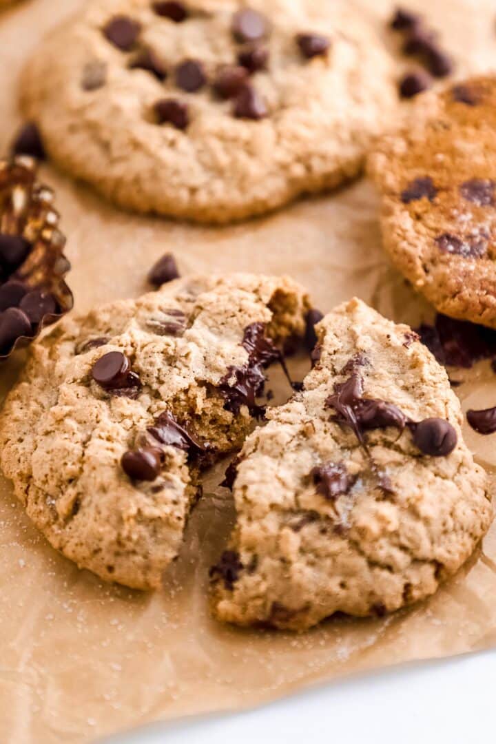 chocolate-chip-oatmeal-cookie