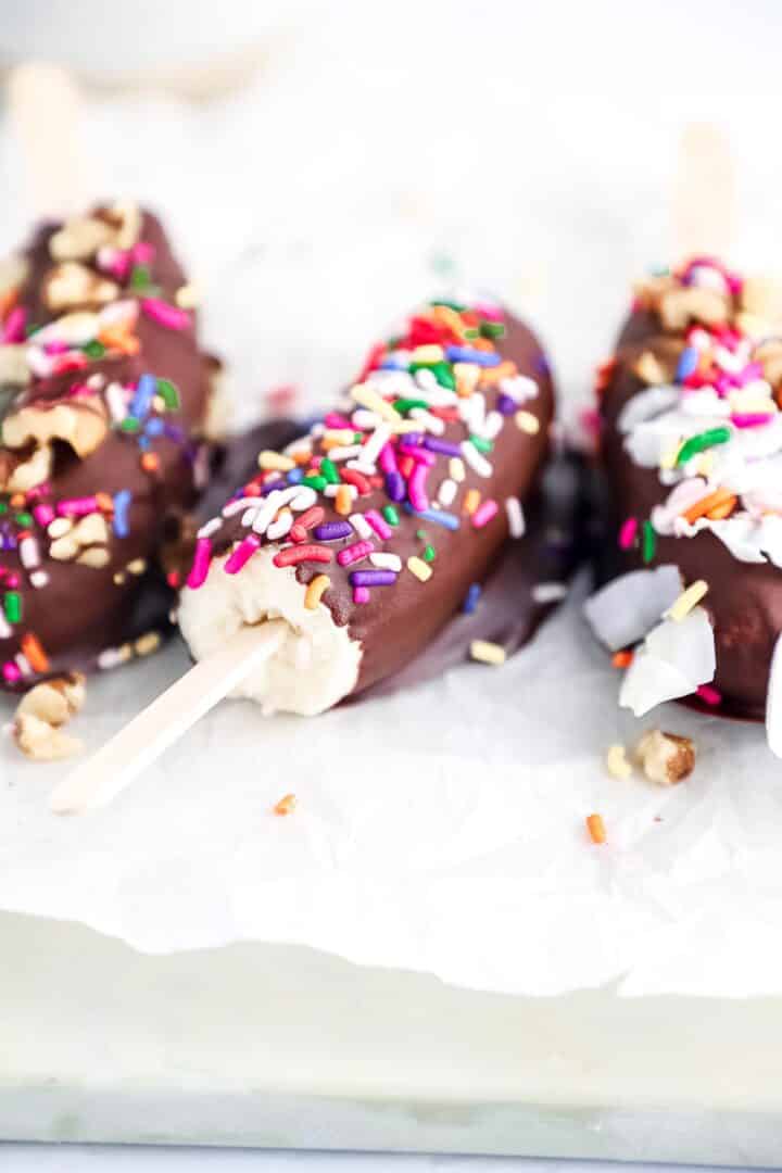 banana-pops-dipped-in-chocolate-with-sprinkles