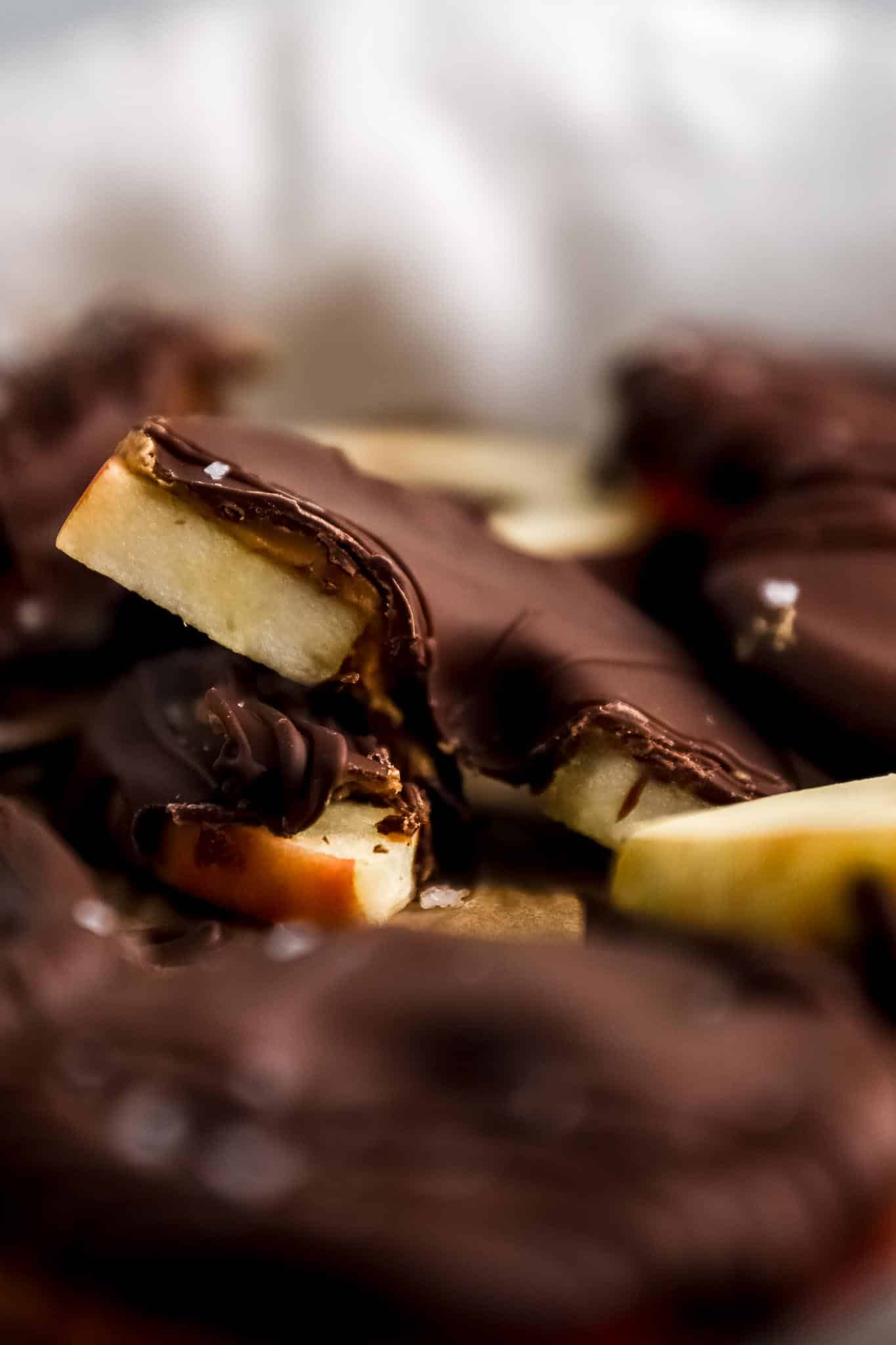 chocolate-covered-apple-slices-with-peanut-butter