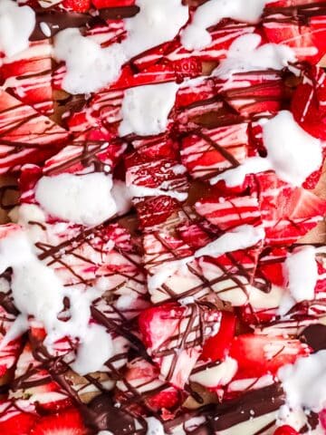 fresh-strawberry-nachos-with-greek-yogurt