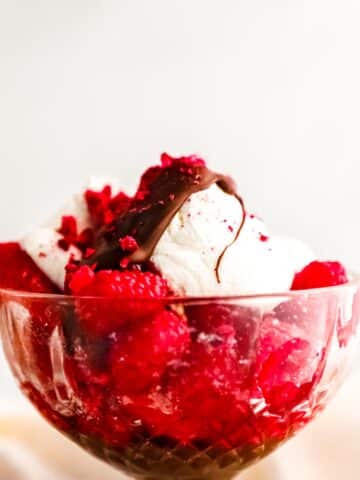 chocolate-drizzled-strawberry-parfait