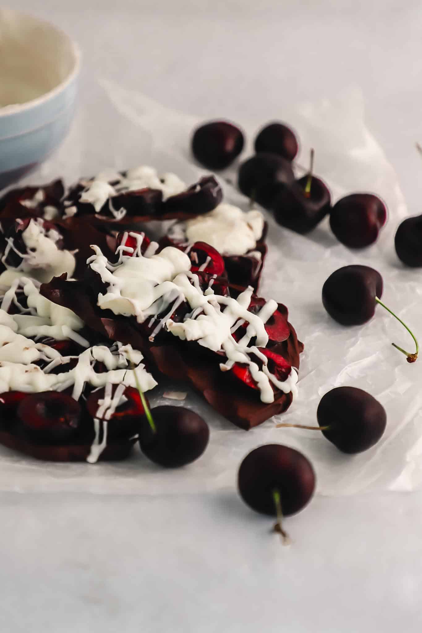 close-up-fresh-cherry-dark-chocolate-bark-with-white-chocolate