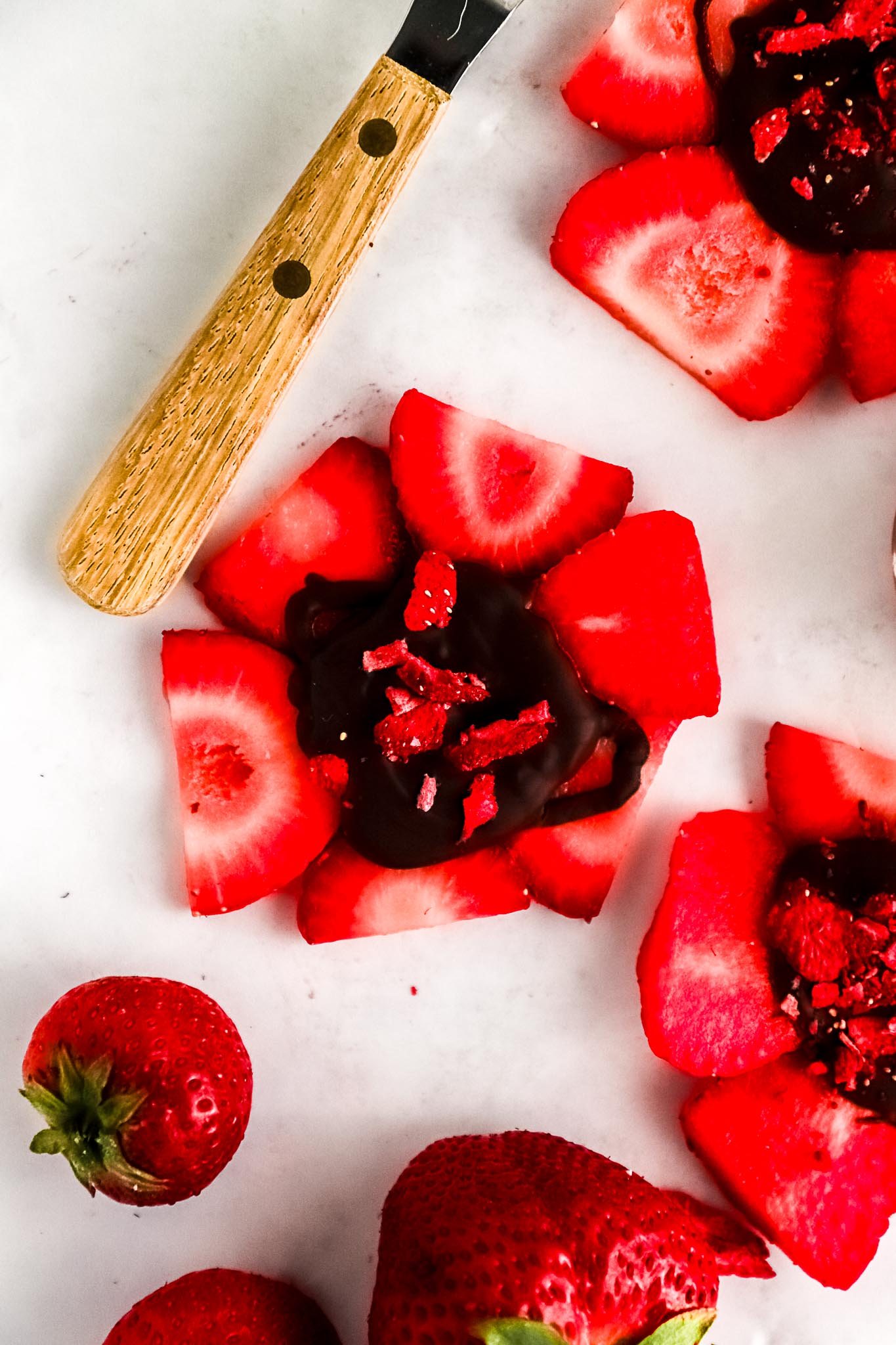 sliced-strawberries-arranged-as-flower-petals