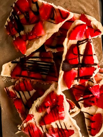 frozen-yogurt-bark-with-strawberries-and-chocolate-drizzle