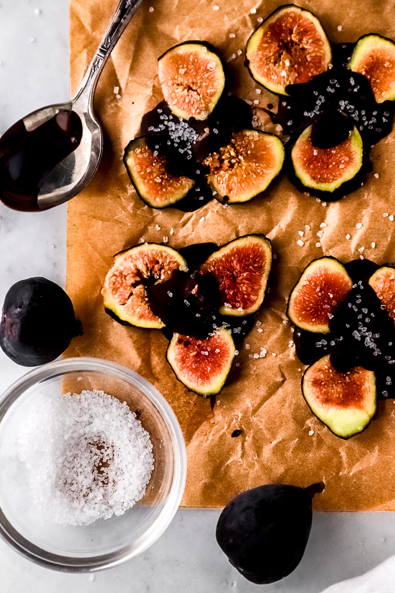 fresh-fig-slices-arranged-in-flower-pattern