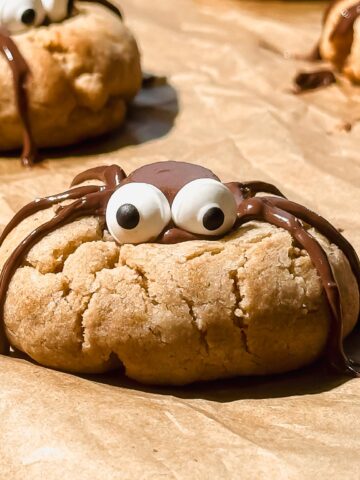 easy-halloween-spider-cookies-with-candy-eyes
