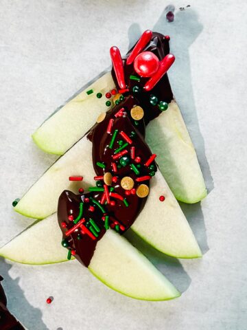 festive-apple-slices-with-holiday-sprinkles-arranged-as-trees