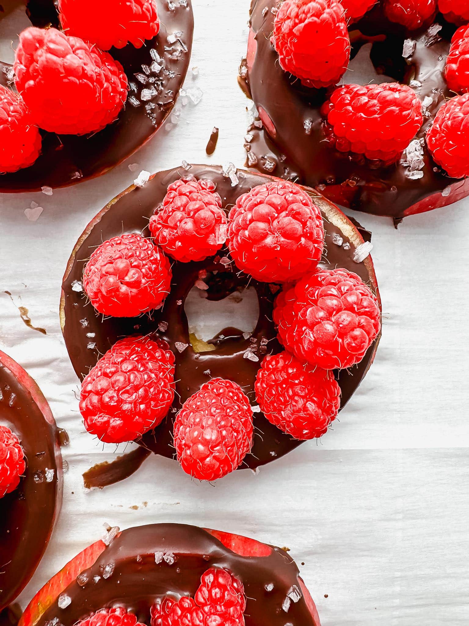 chocolate-apple-rings-with-berries
