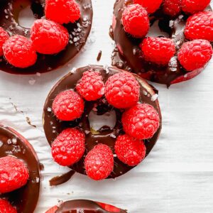 chocolate-apple-rings-with-berries-and-salt