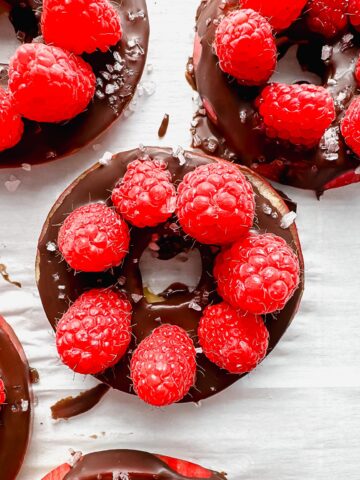 chocolate-apple-rings-with-berries-and-salt