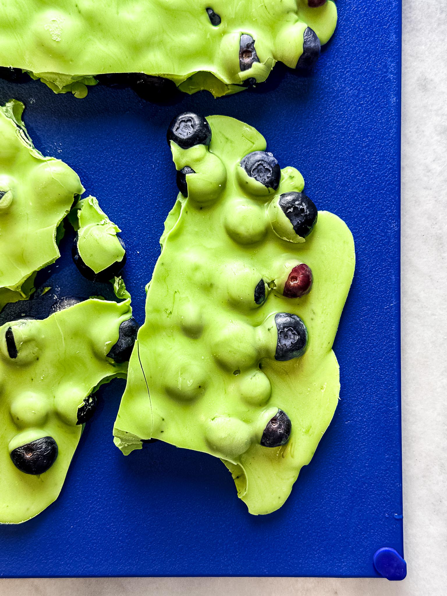 no-bake-frozen-blueberry-dessert-bark-with-white-chocolate-matcha