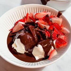 gluten-free-chocolate-yogurt-bowl-fresh-strawberries
