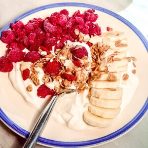gluten-free-protein-granola-yogurt-breakfast-bowl