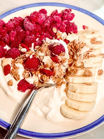 gluten-free-protein-granola-yogurt-breakfast-bowl